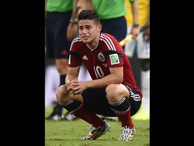 Tangis pemain Kolombia, James Rodriguez pecah setelah negaranya dikalahkan Brasil 1-2, Jumat (4/7/14). (AFP PHOTO/FABRICE COFFRINI)