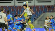 Sejumlah peluang pun sempat tercipta. Tampak dalam foto, pemain Timnas Indonesia U-22, Kadek Arel Priyatna (tengah) berebut bola atas dengan penjaga gawang Filipina, Nicholas Guimaraes, pada laga perdana Grup C SEA Games 2025 di Stadion 700th Anniversary, Chiang Mai, Thailand, Senin (8/12/2025). (Bola.com/Bagaskara Lazuardi)