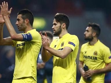 Pemain Villarreal merayakan keberhasilan lolos ke perempat final Liga Europa usai bermain imbang 0-0 melawan Leverkusen di Stadion BayArena, Jerman, Jumat (18/3/2016) dini hari WIB. Villarreal lolos dengan agregat 2-0. (Reuters/Wolfgang Rattay)