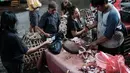 Harga daging ayam ras tercatat berada di level Rp44.000 per kg di tingkat pedagang eceran secara nasional. Tampak dalam foto, seorang tukang daging memotong ayam untuk pelanggan di Jakarta pada 4 April 2026. (YASUYOSHI CHIBA/AFP)