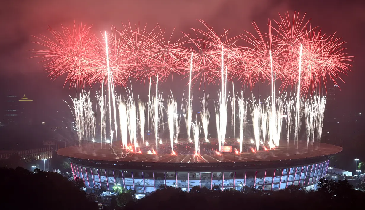 Pesta kembang api menghiasi Stadion Gelora Bung Karno selama upacara penutupan Asian Games 2018 di Jakarta, Minggu (2/9). Sejumlah artis dalam dan luar negeri meriahkan acara penutupan. (AFP Photo/Bay Ismoyo)