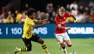 Bek Manchester United Brandon Williams berebut bola dengan penyerang Borussia Dortmund Karim Adeyemi&nbsp;dalam pertandingan persahabatan di Stadion Allegiant, Las Vegas, Nevada, Senin (31/7/2023).&nbsp;(Patrick T. Fallon/AFP)