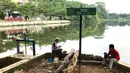 Warga beraktivitas di sekitar Setu Cibinong, Jawa Barat, Kamis (11/6/2020). Meskipun spanduk larangan penutupan telah dipasang, namun sebagian warga tetap nekat beraktivitas di kawasan tersebut untuk memancing ikan atau berekreasi. (Liputan6.com/Immanuel Antonius)