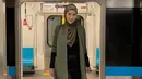 Paula Verhoeven tampil mengenakan outer oversize warna hijau army dipadukan warna kerudung senada serta inner lengan panjang dan celana panjangnya. [@paula_verhoeven]