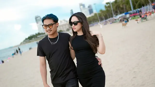 Tampil Romantis, Ini Potret Happy Asmara dan Gilga Sahid Liburan di Pantai