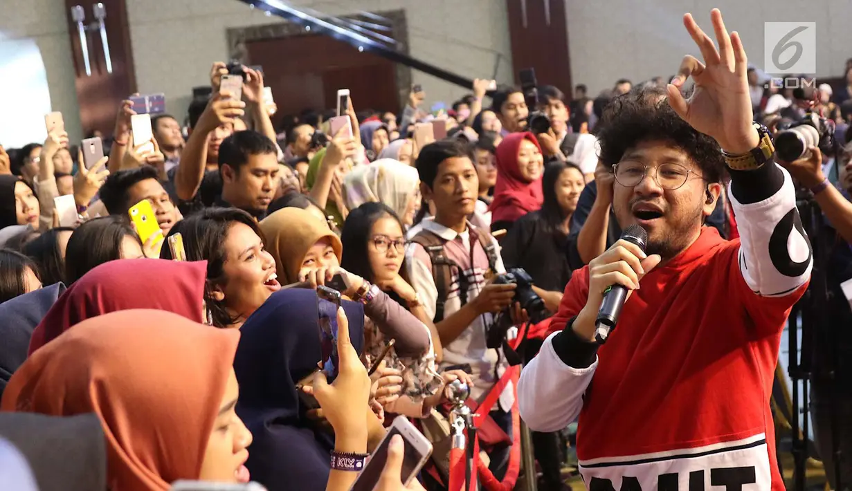 Penyanyi Kunto Aji bernyanyi sambil menyapa penonton dalam acara XYZ Day 2018 di Jakarta, Rabu (25/4). PT Liputan Enam Dot Com dan PT KapanLagi Dot Com Networks, bersatu menjadi KapanLagi Youniverse (KLY). (Liputan6.com/Immanuel Antonius)