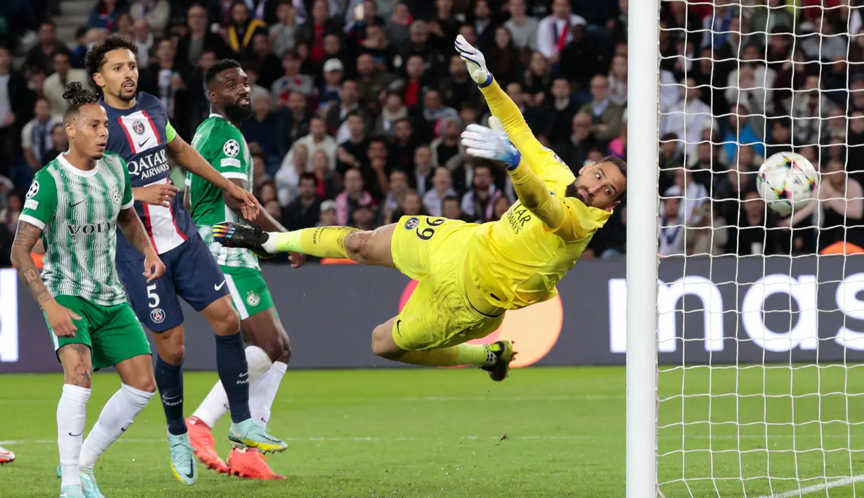 Di awal babak kedua pada menit ke-50, Abdoulaye Seck mencetak gol keduanya bagi Maccabi Haifa untuk mengubah skor menjadi 2-4. Gol dicetak lagi-lagi lewat tandukan kepala yang kali ini berawal dari skema tendangan sudut. (AFP/Geoffroy van der Hasselt)