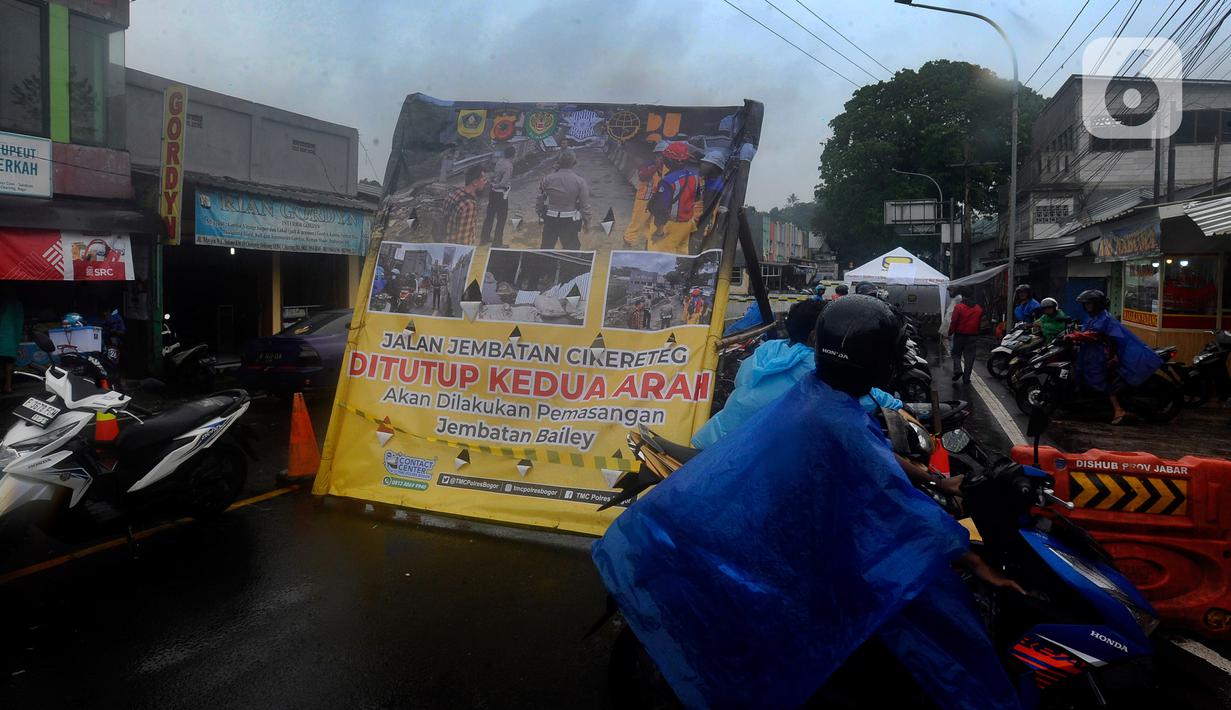 Spanduk informasi Jembatan Cikreteg yang ditutup dipasang di akses jalan nasional Bogor-Sukabumi, Caringin, Kabupaten Bogor, Jawa Barat, Kamis (2/3/2023). Penutupan jalan nasional itu rencananya bakal diberlakukan sampai 14 hari. Setelah itu, akan dilakukan pemasangan jembatan rangka baja atau bailey. (merdeka.com/Arie Basuki)