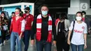 Mantan pemain sepak bola asal Inggris Michael Owen saat tiba di Bandara Soekarno Hatta, Tangerang, Banten, Selasa (20/8/2022). Owen hadir di Tanah Air untuk memenuhi undangan Vidio. (Liputan6.com/Johan Tallo)