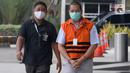 Tersangka mantan Direktur Niaga PT Dirgantara Indonesia, Irzal Rinaldi Zailani berjalan dikawal petugas akan menjalani pemeriksaan oleh penyidik di Gedung KPK, Jakarta, Kamis (2/7/2020). (merdeka.com/Dwi Narwoko)