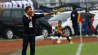 Pelatih Persib, Djajang Nurjaman saat laga Torabika SC 2016 melawan Arema  di Stadion Si Jalak Harupat, Soreang, Bandung, Sabtu (27/8/2016). (Bola.com/Nicklas Hanoatubun)