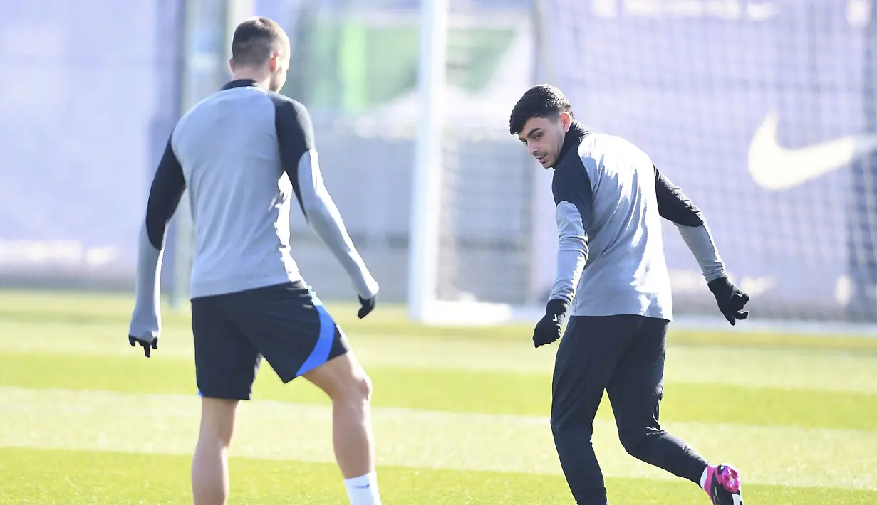 <p>Gelandang Barcelona, Pedri (kanan) dan pemain depan Ferran Torres menghadiri sesi latihan di tempat latihan Joan Gamper di Sant Joan Despi, dekat Barcelona, pada 15 Februari 2023. Barcelona dan Manchester United akan saling jegal untuk memperebutkan satu tiket menuju babak 16 besar Liga Europa 2022-2023. (AFP/Pau Barrena)</p>