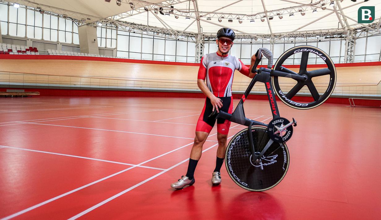 <p>Pembalap sepeda track Indonesia, Bernard Benyamin Van Aert berpose setelah berlatih jelang UCI Track Nations Cup 2023 di Jakarta International Velodrome, Rawamangun, Jakarta, Kamis (16/02/2023). (Bola.com/Bagaskara Lazuardi)</p>
