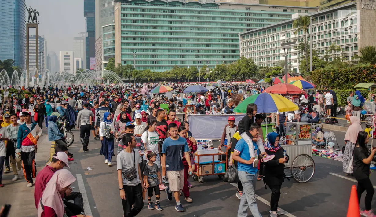 Warga dan pedagang kaki lima (PKL) memadati kawasan car free day (CFD), Bundaran HI, Jakarta, Minggu (4/8/2019). Kurangnya pengawasan petugas menyebabkan banyak PKL berjualan tidak pada tempat yang telah disediakan oleh Pemprov DKI Jakarta. (Liputan6.com/Faizal Fanani)