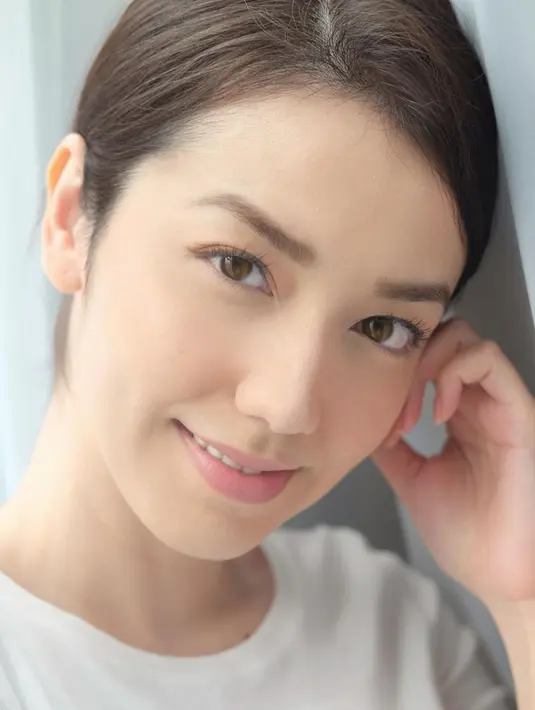 Melihat pesona lain dari Velove Vexia dari dekat. Dengan makeup natural, Velove kembali menunjukkan potret wajahnya dari dekat, dengan kulit sehatnya. Foto: Instagram.