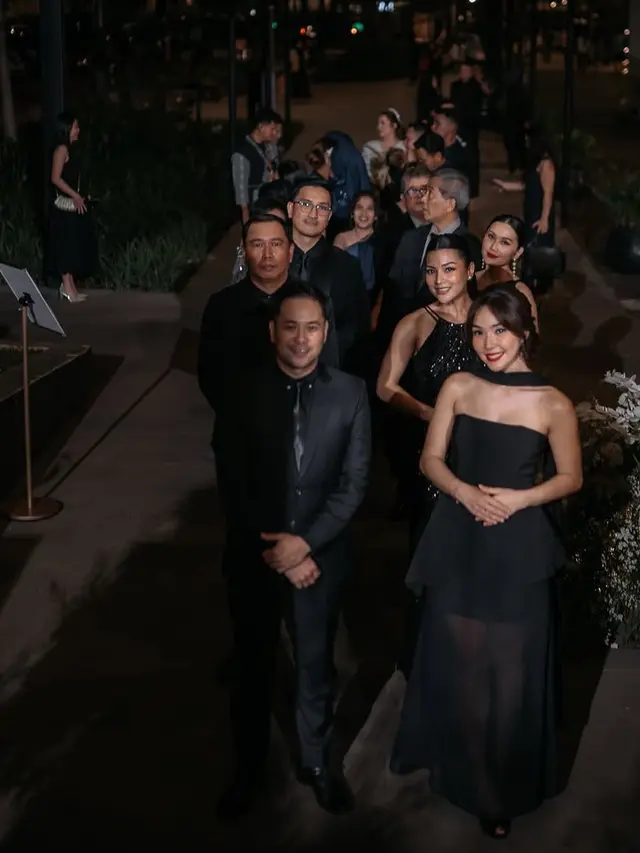 Penampillan Gisella Anastasia saat jadi bridesmaids di malam resepsi. [@gisel_la]