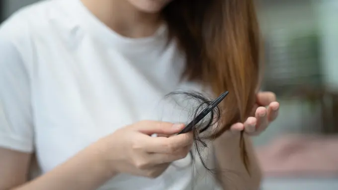 Rambut Rontok Ketika Menyusui Sering Bikin Cemas, Apakah Bisa Kembali Normal dengan Sendirinya?