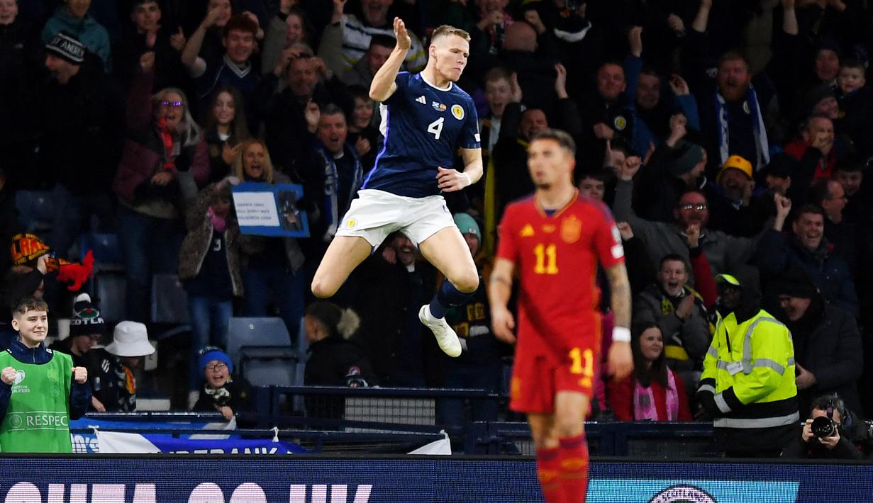 Pemain Skotalandia, Scott McTominay, melakukan selebrasi setelah mencetak gol ke gawang Spanyol pada laga Kualifikasi Euro 2024 di Hampden Park, (28/3/2023). Pemain MU ini telah mengemas empat gol. Masing-masing dua gol saat membantu timnas Skotlandia menghajar Siprus 3-0 dan Spanyol 2-0. (AFP/Andy Buchanan)