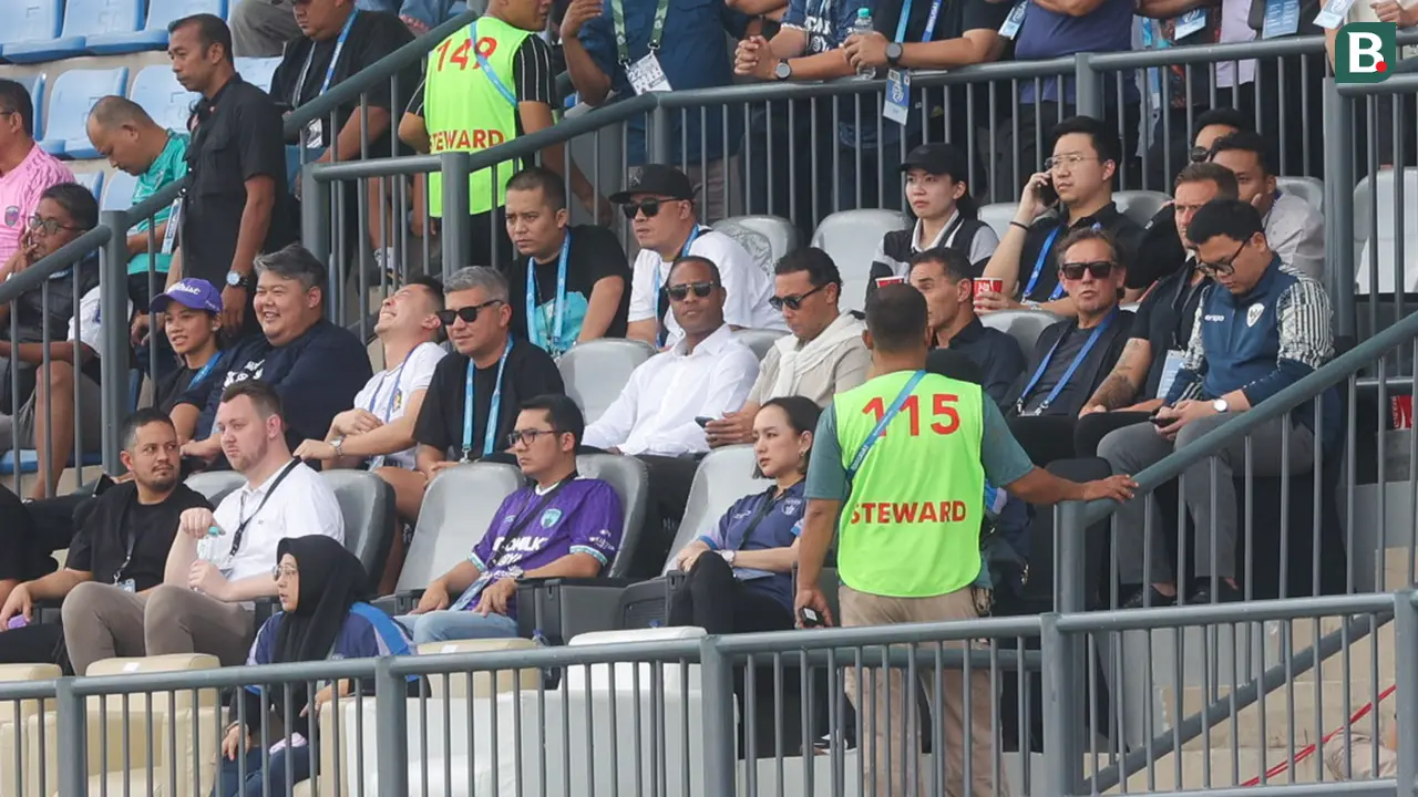 Foto: Melihat Diskusi Seru Lord Athur Irawan Bersama Patrick Kluivert Saat Menyaksikan Laga Persita vs Persik di BRI Liga 1