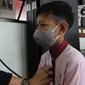 Dokter memeriksa kesehatan anak Sekolah Dasar Negeri 06 Lubang Buaya, Jakarta, Jumat (25/8/2023). Pemeriksaan dilakukan untuk menskrining kemungkinan anak-anak terjangkit Infeksi Saluran Pernapasan Akut (ISPA). (merdeka.com/Imam Buhori)