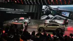 Presiden dan CEO Porsche China, Alexander Pollich, berbicara di samping Porsche Cayenne setelah diluncurkan di Beijing Auto Show 2026 atau Auto China 2026, Jumat 24 April 2026. Beijing Auto Show atau Auto China 2026 resmi dibuka. (AP Photo/Andy Wong)