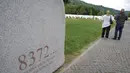 Para pengunjung berdoa di pemakaman korban pembantaian Sreberenica, Potocari, Bosnia, 7 Juli 2020. Lebih dari 8.000 muslim Bosnia tewas dalam 10 hari pembantaian setelah kota itu dikuasai pasukan Serbia pada bulan-bulan terakhir perang saudara 1992-1995. (AP Photo/Kemal Softic)
