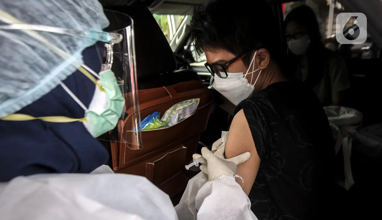 Warga menerima vaksinasi COVID-19 secara drive-thru di Jalan Duri Raya, Jakarta Barat, Kamis (8/7/2021). Yayasan Cinta anak Bangsa (YACB) Fondation menggelar vaksinasi COVID-19 secara drive-thru dengan menargetkan 800 hingga 1.000 warga ikut vaksinasi ini. (Liputan6.com/Johan Tallo)