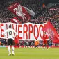 Suporter Liverpool membentangkan spanduk besar jelang dimulainya laga kontra Manchester United dalam lanjutan Liga Premier Inggris di Stadion Anfield, Minggu (17/1/2016). (Liputan6.com/Reuters / Carl Recine Livepic)