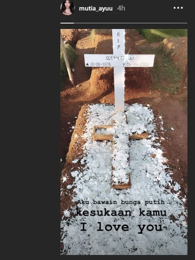 Mutia Ayu menabur bunga putih di makam Glenn Fredly (Insta Stories)