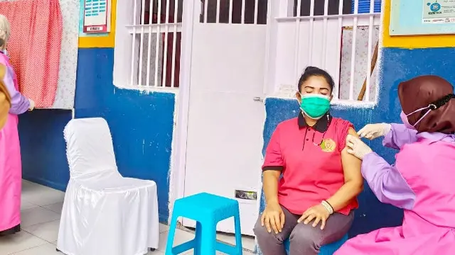 Warga binaan di Lapas Perempuan Pekanbaru mendapat suntikan vaksin Covid-19.