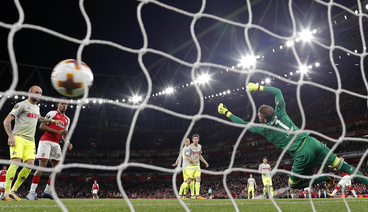 Proses terjadinya gol dari bek Arsenal, Sead Kolasinac, ke gawang FC Cologne pada laga Liga Europa di Stadion Emirates, London, Rabu (14/9/2017). Arsenal menang 3-1 atas Cologne. (AFP/Adrian Dennis)