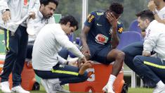 Pemain Brasil, Fred menahan sakit saat diperiksa dokter tim di lapangan latihan Tottenham Hotspur football club, Inggris, (7/6/2018). Fred mengalami masalah di engkel kaki. (AP/Matt Dunham)