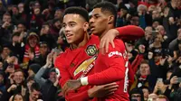 Striker Manchester United, Mason Greenwood, bersama Marcus Rashford merayakan gol ke gawang Newcastle pada laga Premier League di Stadion Old Trafford, Manchester, Rabu (26/12). MU menang 4-1 atas Newcastle. (AFP/Paul Ellis)