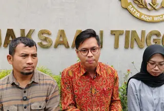 Tri Yanto (Kiri) dan pengacara publik LBH Bandung Andi Daffa Patiroi (Kanan) usai memberi keterangan di Kejati Jabar terkait dugaan korupsi Baznas Jabar. (Liputan6.com/Dikdik Ripaldi)
