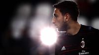 5. Gianluigi Donnarumma (AC Milan) - Kiper yang kontraknya habis tahun 2021 ini ditaksir situs Transfermarkt memiliki harga jual 25 juta euro. (AFP/Marco Bertorello)