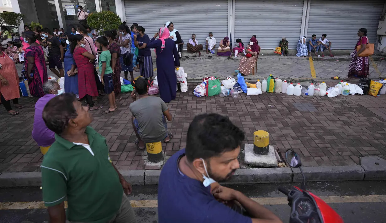 Warga Sri Lanka mengantre untuk membeli bahan bakar di Kolombo, Sri Lanka, Kamis (26/5/2022). Warga Sri Lanka selama berbulan-bulan terpaksa antre panjang untuk membeli kebutuhan pokok yang langka, dengan banyak yang pulang dengan tangan hampa. (AP Photo/Eranga Jayawardena)