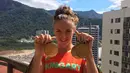 Katinka Hosszu berpose dengan 3 emas yang diraihnya di Olimpiade Rio 2016. (Bola.com/Instagram/KatinkaHosszu)