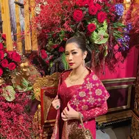 Penampilan elegan Aliya dengan kebaya brokat merah yang dipadukan selendang dari kain songket warna merah senada. [@ruby_26]