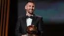 Lionel Messi kembali tampil dengan kumis dan berewok saat menerima penghargaan Ballon d'Or kedelapannya pada tahun 2023. Gelar tersebut diraihnya atas capaiannya pada tahun 2022 bersama PSG dan Timnas Argentina yang dibawanya menjuarai Piala Dunia 2022. (AFP/Franck Fife)