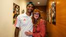 Aktris Hollywood, Julia Roberts (kanan) berfoto bersama dengan pemain Manchester United, Marcus Rashford saat skuad MU melakukan tur pramusim di Amerika Serikat, Minggu (23/07/2023) WIB. (Bola.com/Bagaskara Lazuardi)