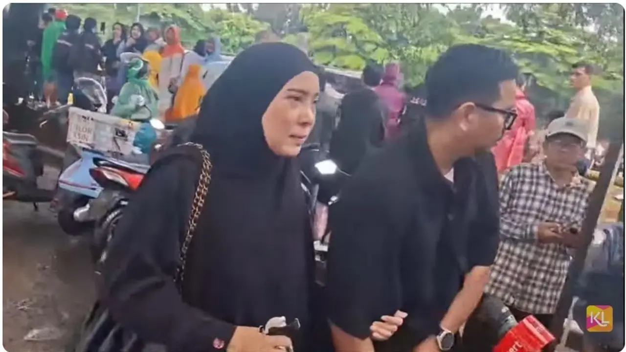 9 Momen Artis Hadiri Pemakaman Vidi Aldiano di TPU Tanah Kusir