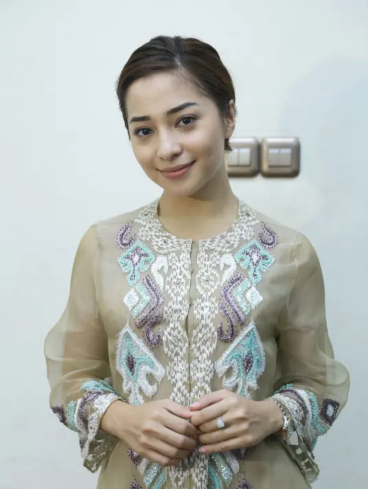 Tiga kali Niki mendapat kejutan. Pertama datang dari keluarganya memberikan Surprise tepat pukul 12.00 malam. Lantas setelah itu, para penggemarnya masuk ke ruang ganti memberikan surprise. Surprise ketiga dari teman-temanya. (Galih W. Satria/Bintang.com)