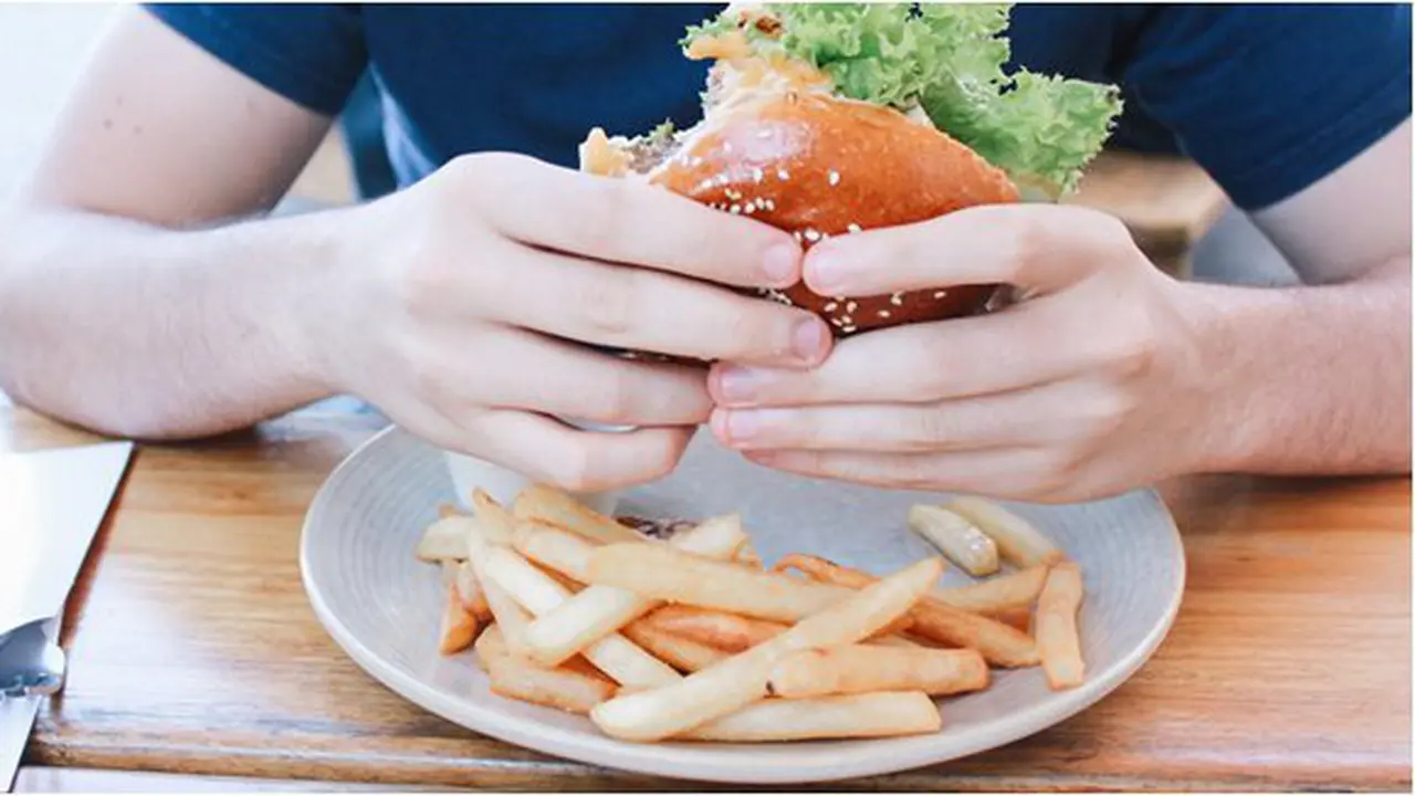 Makan Junk Food/copyright unsplash.com/@prudenceearl