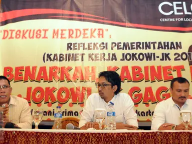 Politikus PDI Perjuangan Masinton Pasaribu (kiri) bersama Direktur Eksekutif Energy Watch, Ferdinand Hutahaean (kanan) saat melakukan diskusi bertajuk "Benarkah Kabinet Kerja Jokowi-JK Gagal?" di Jakarta, Kamis (24/12). (Liputan6.com/Helmi Afandi)