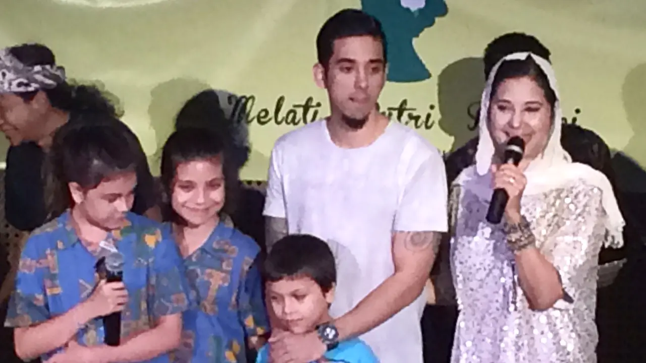 [Bintang] Ayu Azhari dan Anak-anaknya