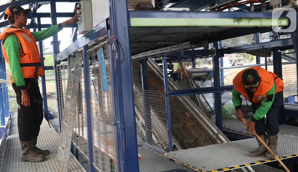 Petugas tengah mengoperasikan alat pembersih sampah Interceptor 001 di Cengkareng drain, Jakarta, Kamis (31/10/2019). Pemerintah mendatangkan Interceptor 001 untuk solusi pencegahan sampah di sungai agar tidak masuk ke laut. (Liputan6.com/Angga Yuniar)