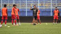 Arema FC sudah beraktivitas kembali sejak 20 Mei. Pelatih duardo Almedia juga mulai memberikan program untuk persiapan terjun di Liga 1. (Bola.com/Iwan Setiawan)