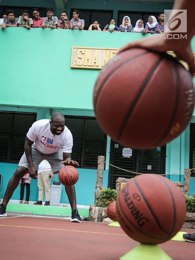 Mantan Raja Slam Dunk NBA Beri Coaching Clinic Pebasket SMA Jakarta