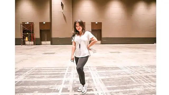 7 Gaya Kiky Saputri, Komika Viral Roasting Pejabat hingga Dekat dengan Reza Rahadian