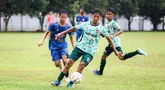 Pertandingan uji coba antara Korea-Korea Selecao melawan Akademi Sepak Bola Intinusa Olah Prima (ASIOP) di Lapangan Sutasoma, Halim, Jakarta Timur, Selasa (18/11/2024). (Bola.com/Bagaskara Lazuardi)